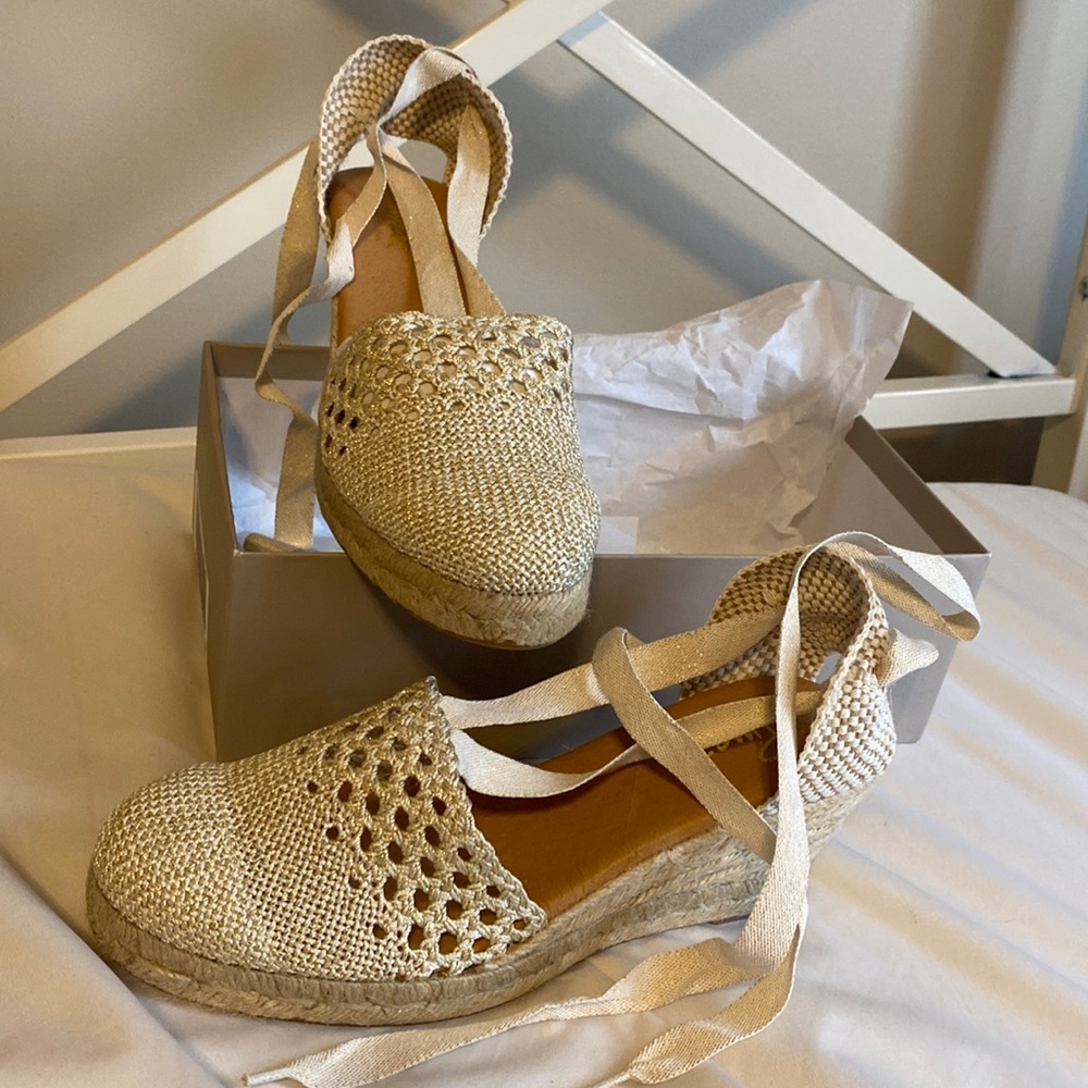 Pinaz espadrilles. New in box. Cream w/gold metallic threads. Sz 40 (9.5-10).